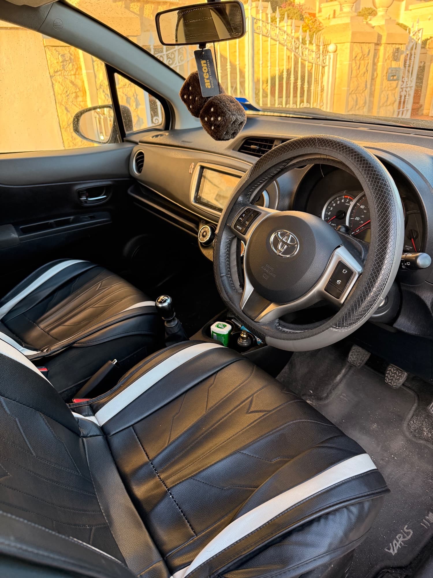 2011 Toyota Yaris Toyota yaris 2011 ta malta  4