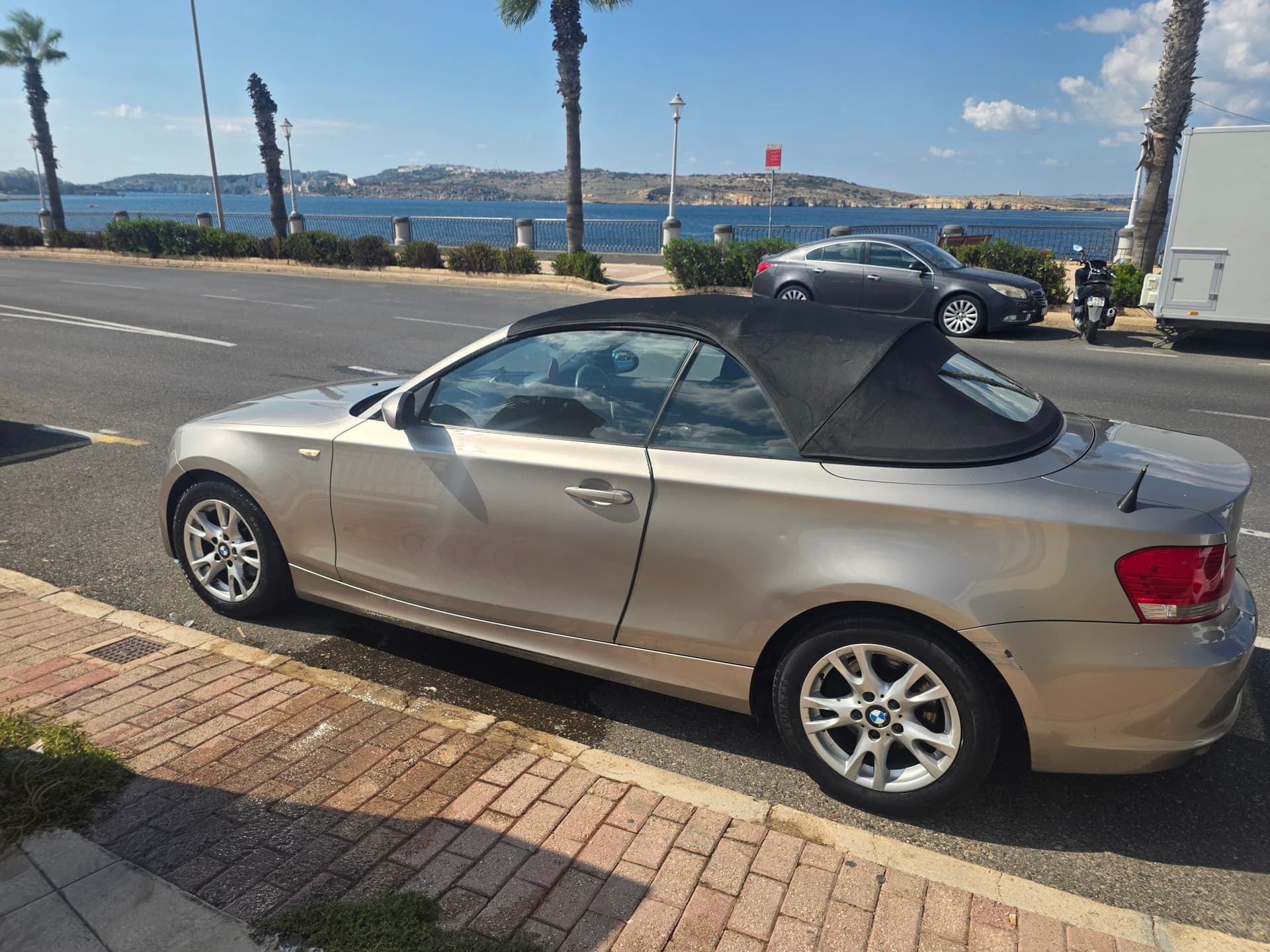 2009 BMW 1 Series 118i 12